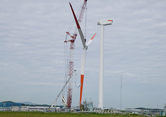国内最大級風車と巨大クレーン