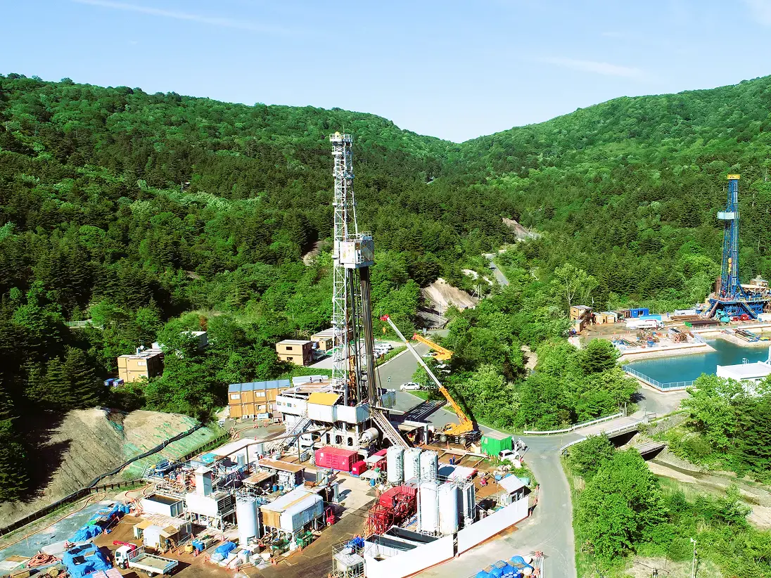 地熱開発に伴う坑井掘削の写真