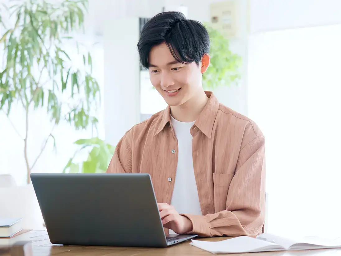 （ダミー）自宅から参加している様子の写真