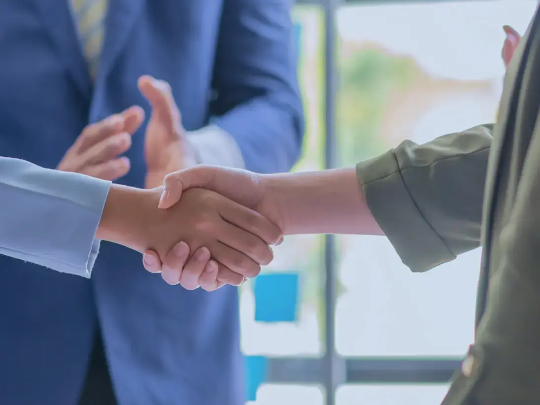 デスクで作業している様子の写真